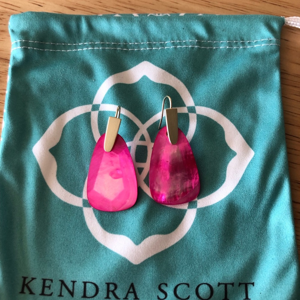 Gorgeous Kendra Scott gold drop earrings in pink
